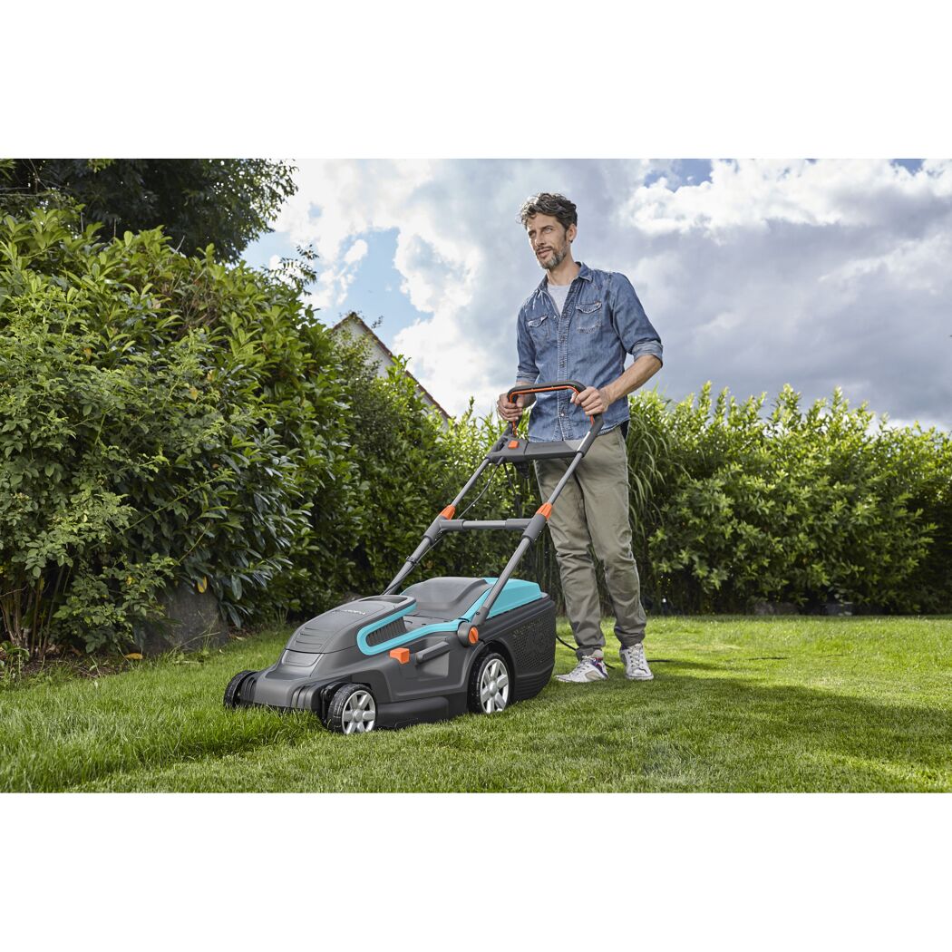 Person mäht Rasen mit GARDENA Elektro-Rasenmäher PowerMax 1800/42