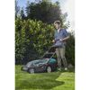 Person mäht Rasen mit dem Elektro-Rasenmäher PowerMax 1800/42