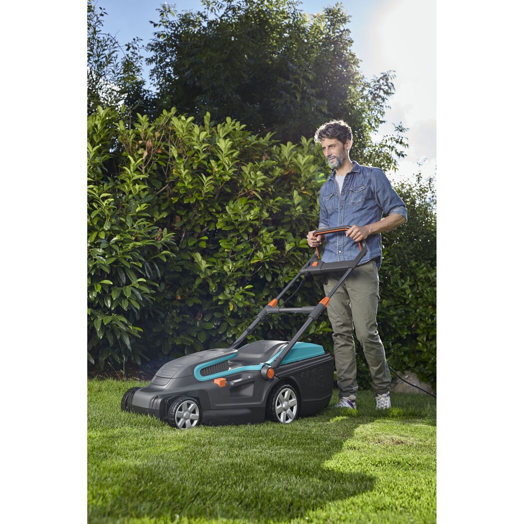 Person mäht Rasen mit dem Elektro-Rasenmäher PowerMax 1800/42