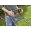Person hält den Griff eines Gardena PowerMax 1800/42 Rasenmähers