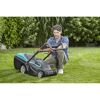 Person mit Gardena Elektro-Rasenmäher PowerMax 1800/42