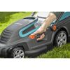 Person mäht Rasen mit dem GARDENA PowerMax 1800/42.