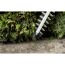 Heckenschere schneidet Hecke