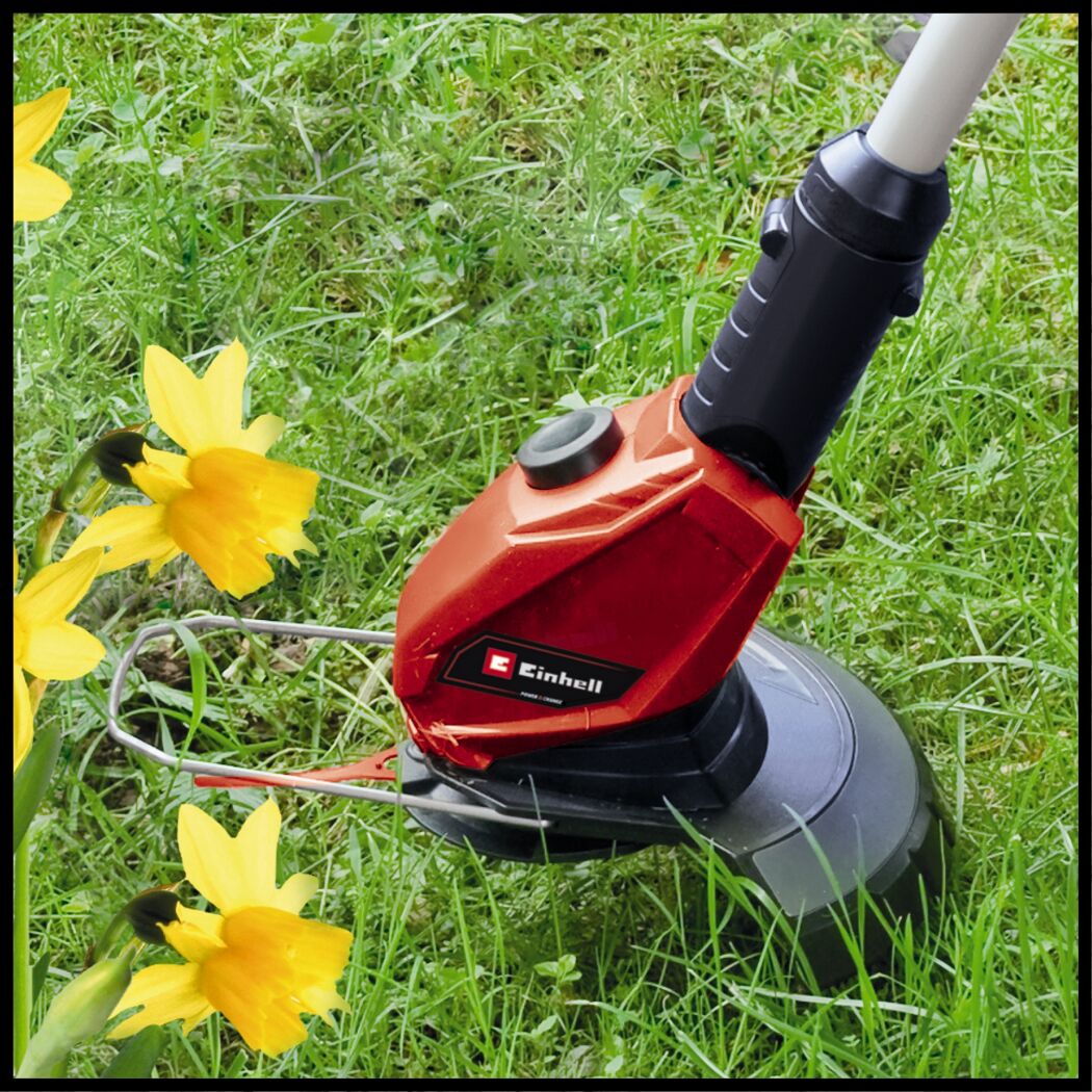 Einhell Akku-Rasentrimmer GE-CT 18 Li Kit beim Trimmen von Gras