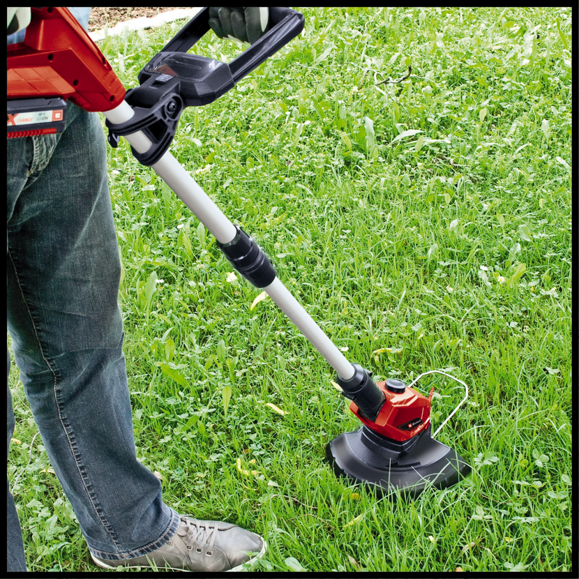 Person trimmt mit Akku-Rasentrimmer GE-CT 18 Li Kit2,0Ah Rasen.