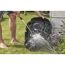 Person reinigt Mähroboter mit Wasserschlauch.