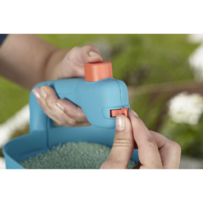 Person benutzt Handstreuer