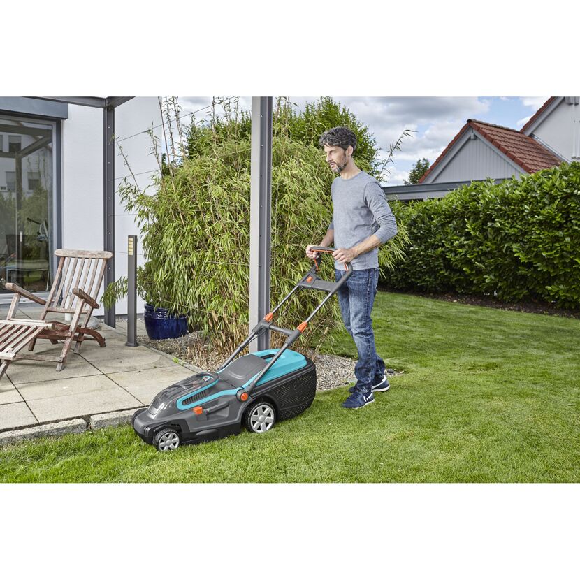 Person mäht Rasen mit Akku-Rasenmäher PowerMax Li-40/37