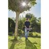 Person mäht Rasen mit Akku-Trimmer