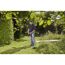 Person trimmt Rasen mit Akku-Trimmer