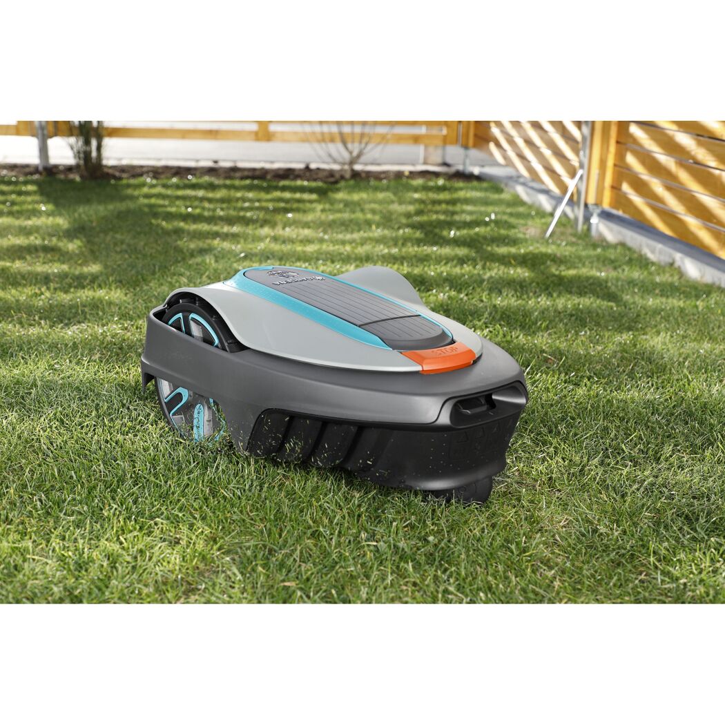 Mähroboter auf grünem Rasen
