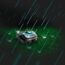 Mähroboter im Regen auf Rasen