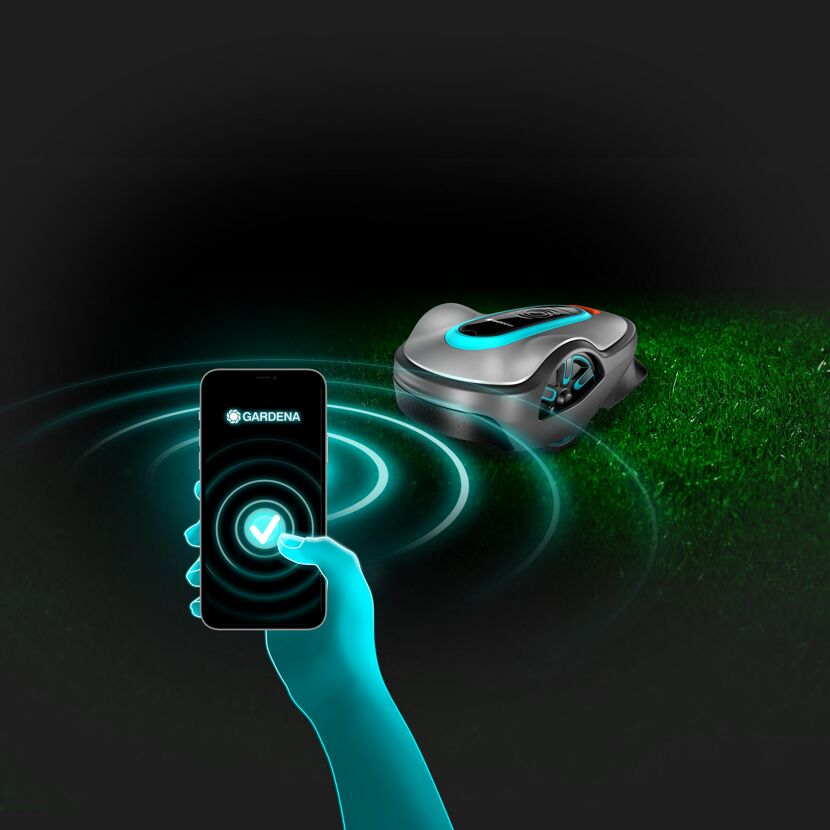 Person steuert Mähroboter per Smartphone-App
