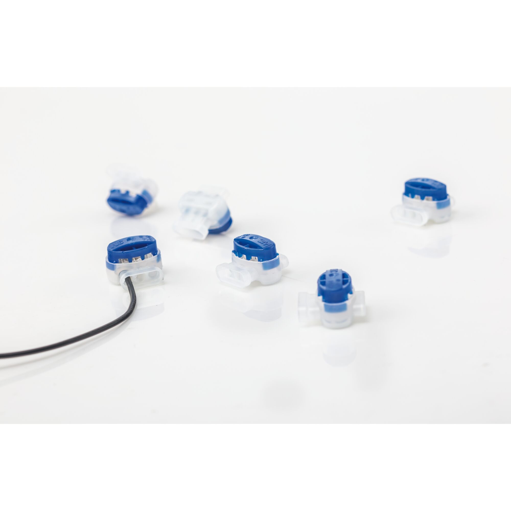 Mehrere Kabelverbinder auf weißem Grund