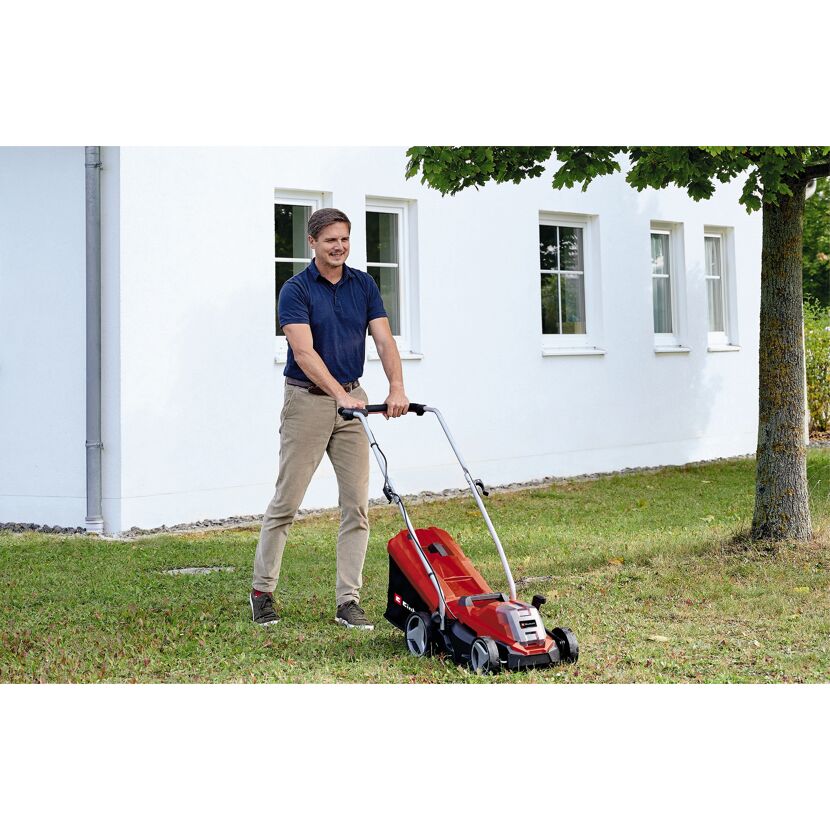 Person mäht Rasen mit Akku-Rasenmäher GE-CM 18/33 Li