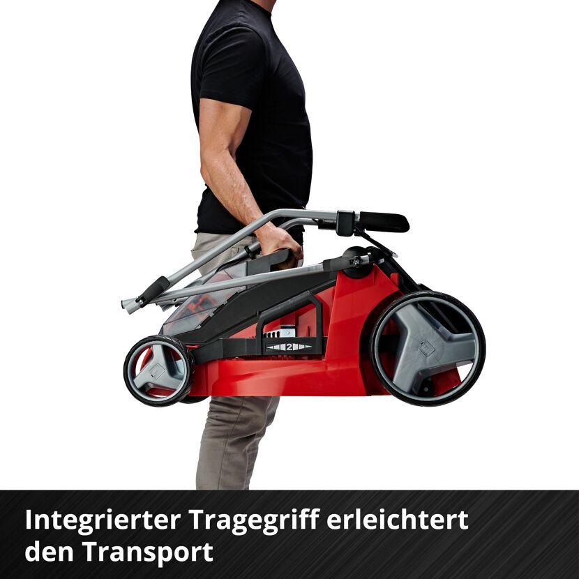 Person trägt den Akku-Rasenmäher GE-CM 43 Li M Kit