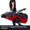 Person trägt roten Akku-Rasenmäher am integrierten Tragegriff.