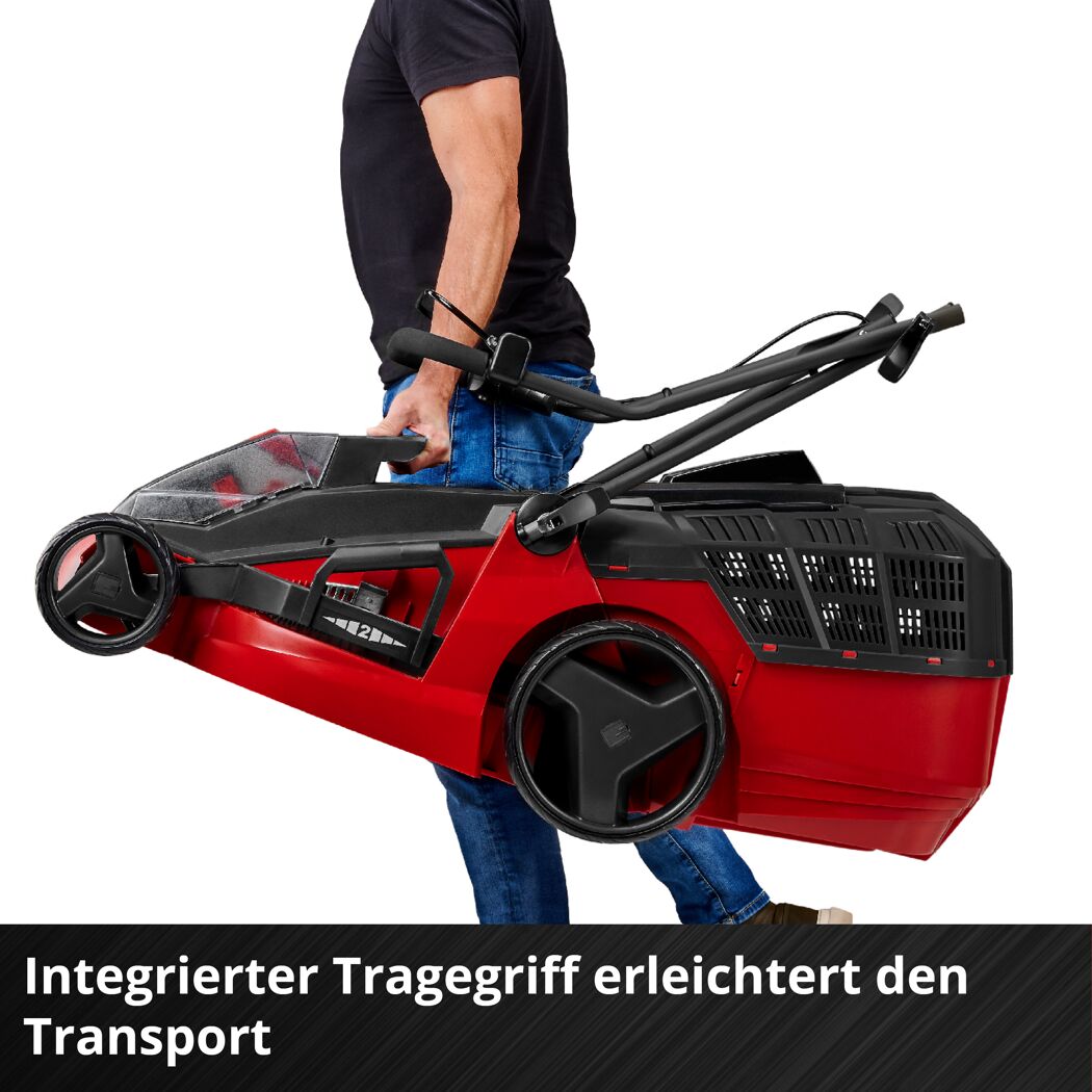 Person trägt roten Akku-Rasenmäher am integrierten Tragegriff.