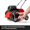 Person stellt die Arbeitstiefe am Vertikutierer ein