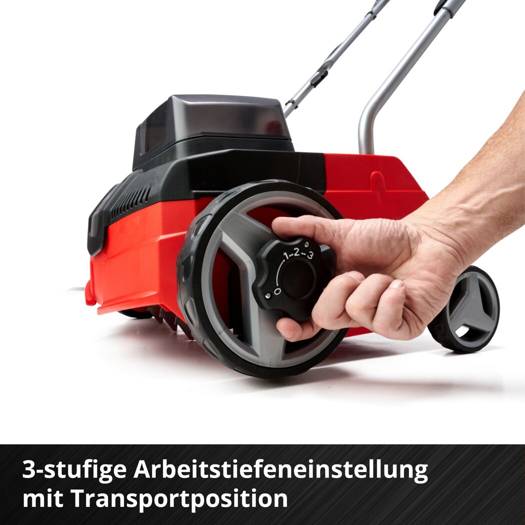 Person stellt die Arbeitstiefe am Vertikutierer ein