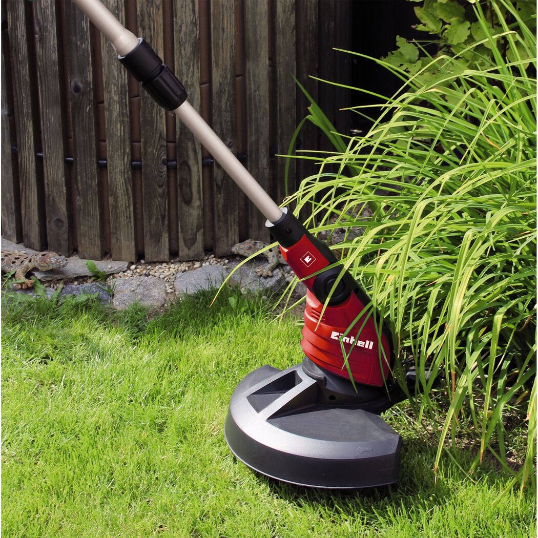 Einhell Elektro-Rasentrimmer GC-ET 450/300 Kit beim Trimmen von Gras