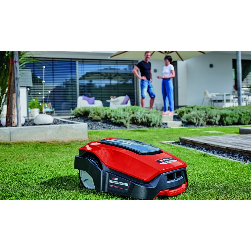 Ein Mähroboter mäht den Rasen.