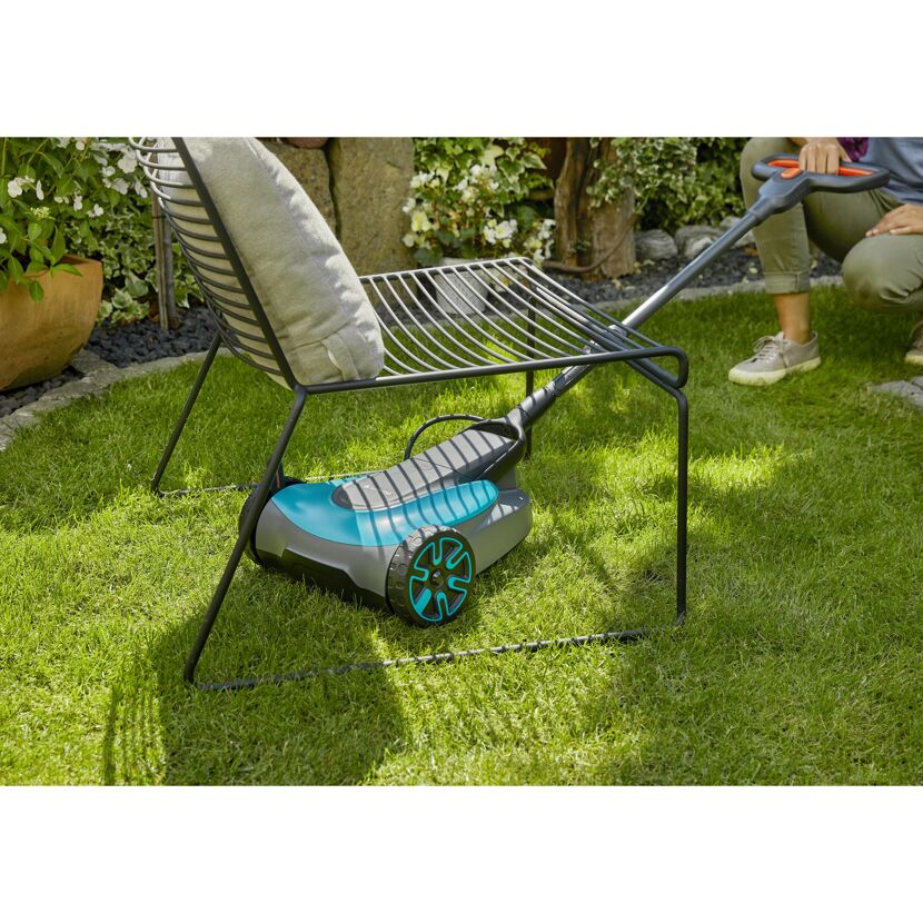Person mäht Rasen mit Akku-Rasenmäher HandyMower.