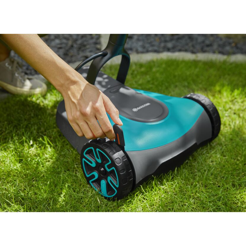 Person verwendet einen GARDENA Akku-Mäher.