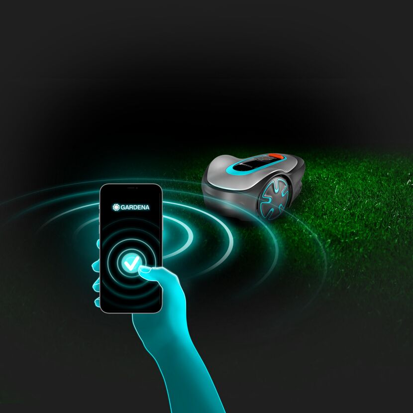 Person steuert Mähroboter per App