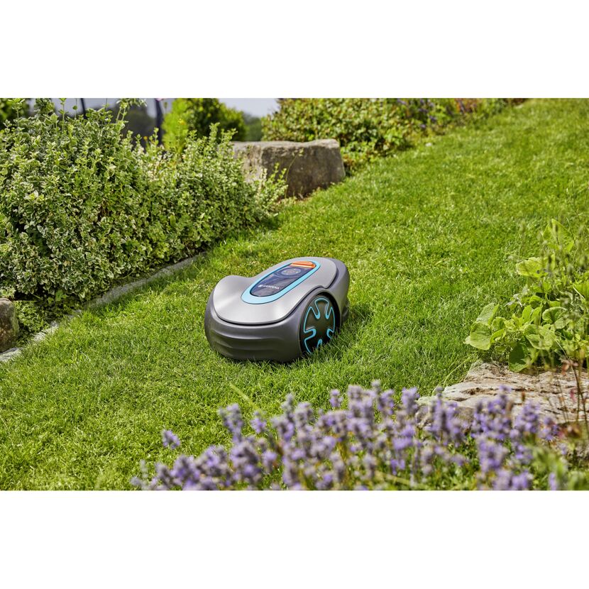 Gardena Mähroboter SILENO minimo auf grünem Rasen