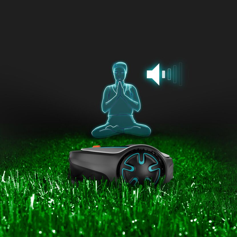 Leiser Mähroboter im grünen Gras.