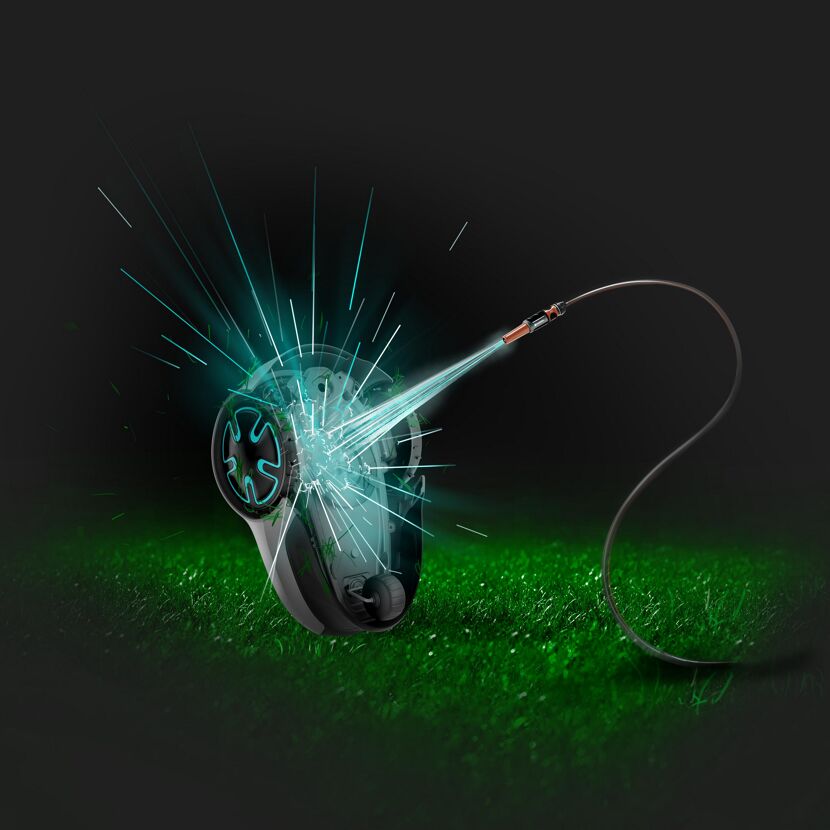 Mähroboter SILENO minimo wird mit einem Gartenschlauch abgespritzt