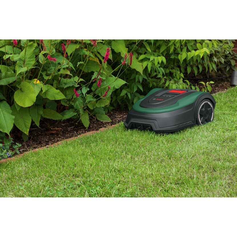 Bosch Indego M 700 Rasenmähroboter mäht Rasen