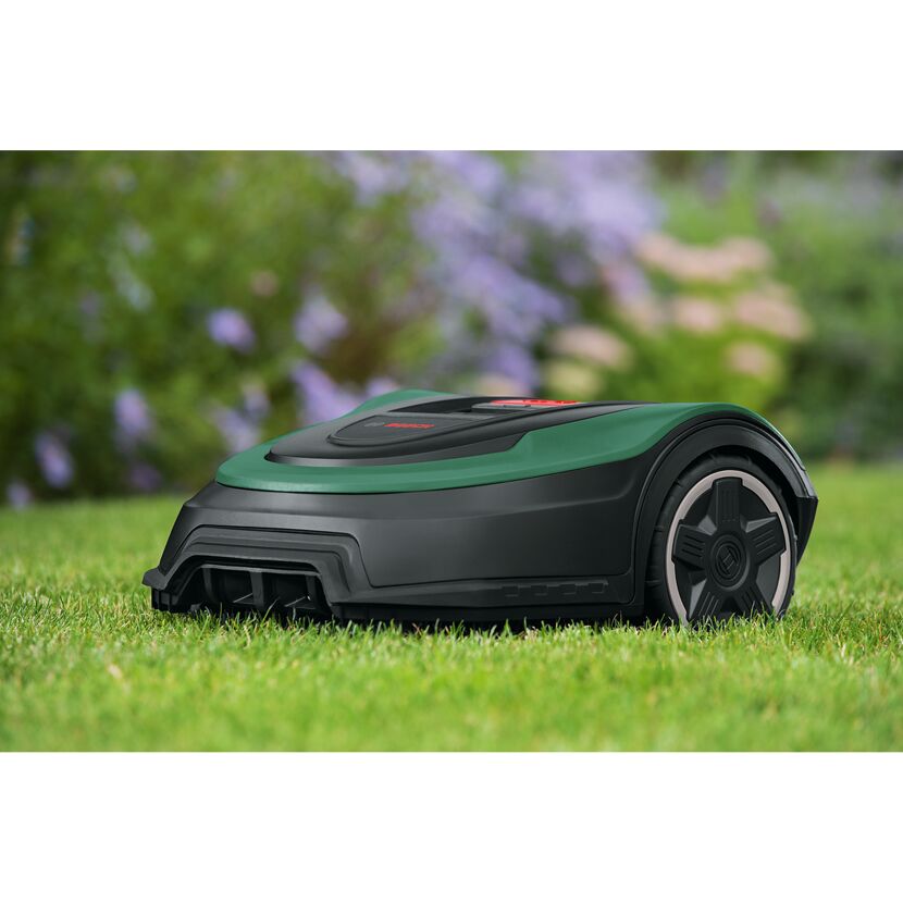Bosch Indego M 700 Mähroboter auf grünem Rasen