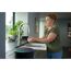 Person wäscht Hände, Amazon Echo im Vordergrund