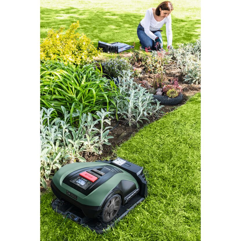 Bosch Indego Mähroboter mäht Rasen