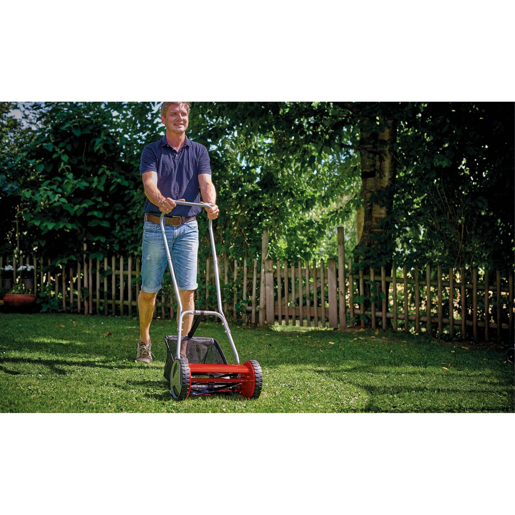 Person mäht Rasen mit Spindelmäher 'GC-HM 300'.