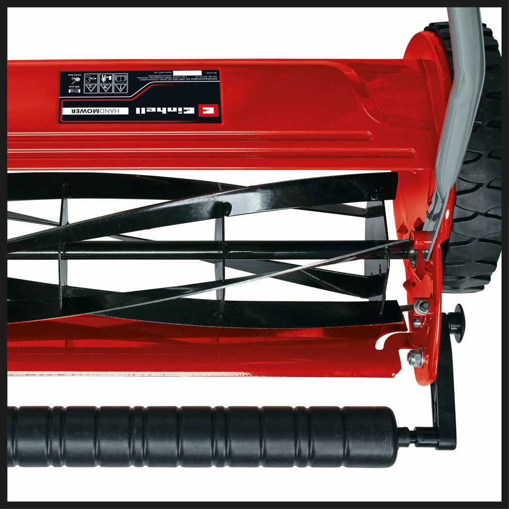 Nahaufnahme der Klingen des Einhell Spindelmähers 'GC-HM 300'.