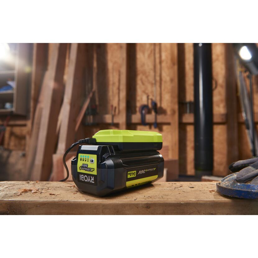 RYOBI 36V Ladegerät wird aufgeladen