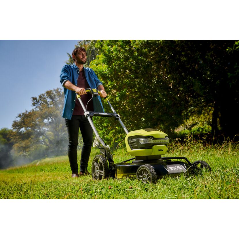 Person mäht Rasen mit RYOBI Akku-Rasenmäher.