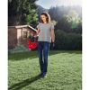 Person verwendet einen Universal Streuer im Garten.