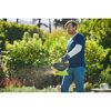 Person verwendet RYOBI Universal-Streuer.