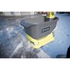 Person streut mit RYOBI Universal-Streuer