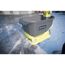 Person streut mit RYOBI Universal-Streuer