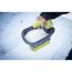 Person hält einen Ryobi Universal-Streuer mit Streugut über verschneitem Boden.