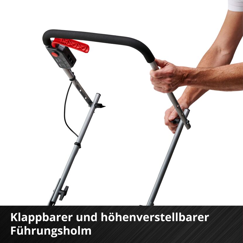 Hände verstellen den Führungsholm eines Akku-Vertikutierers.