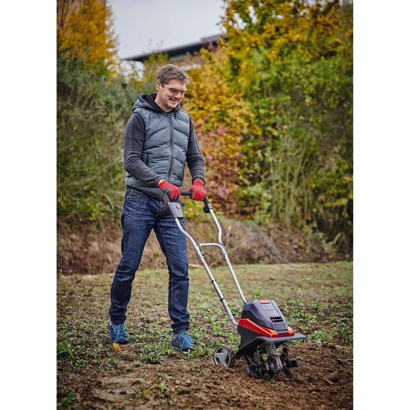 Person verwendet eine Akku-Bodenhacke von Einhell.