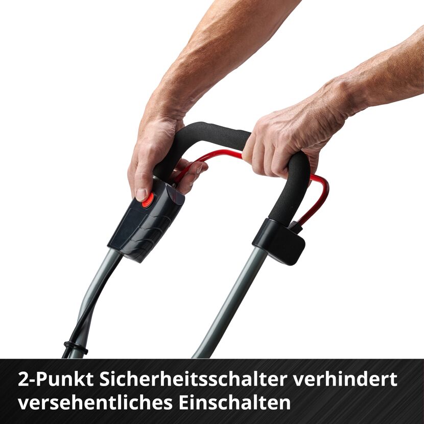 Hände halten den Griff einer Akku-Bodenhacke.