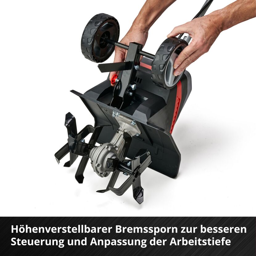 Person justiert die Räder einer Akku-Bodenhacke.