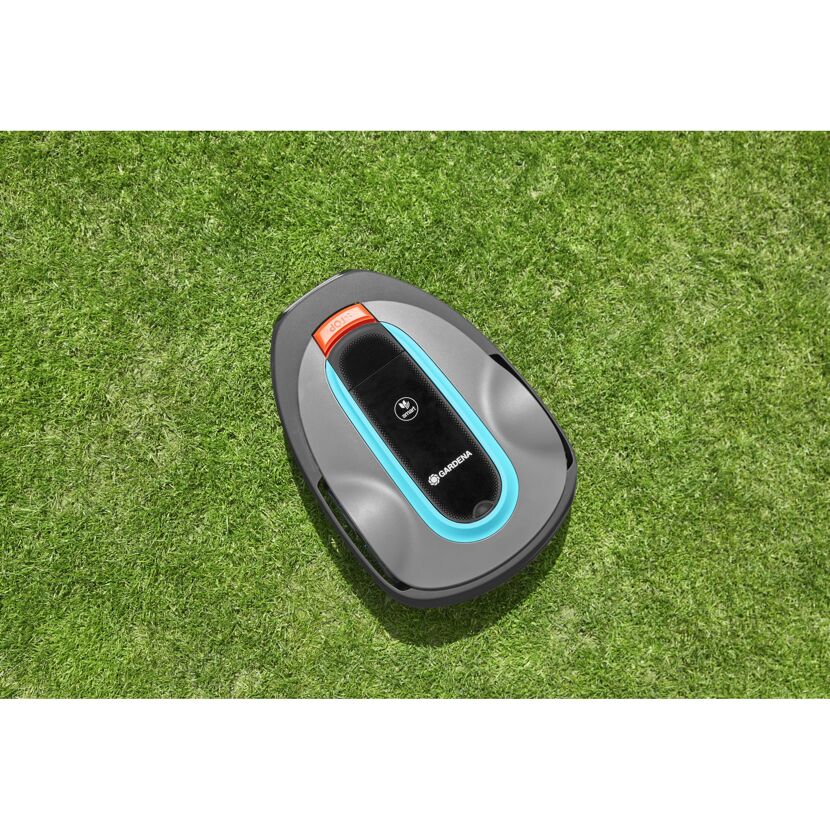 Gardena Mähroboter auf grünem Rasen